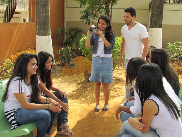 Professor ensina técnicas de filmagem para estudantes. Foto: Arquivo da Escola